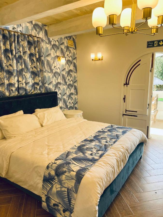 The Red Farm Relais & *