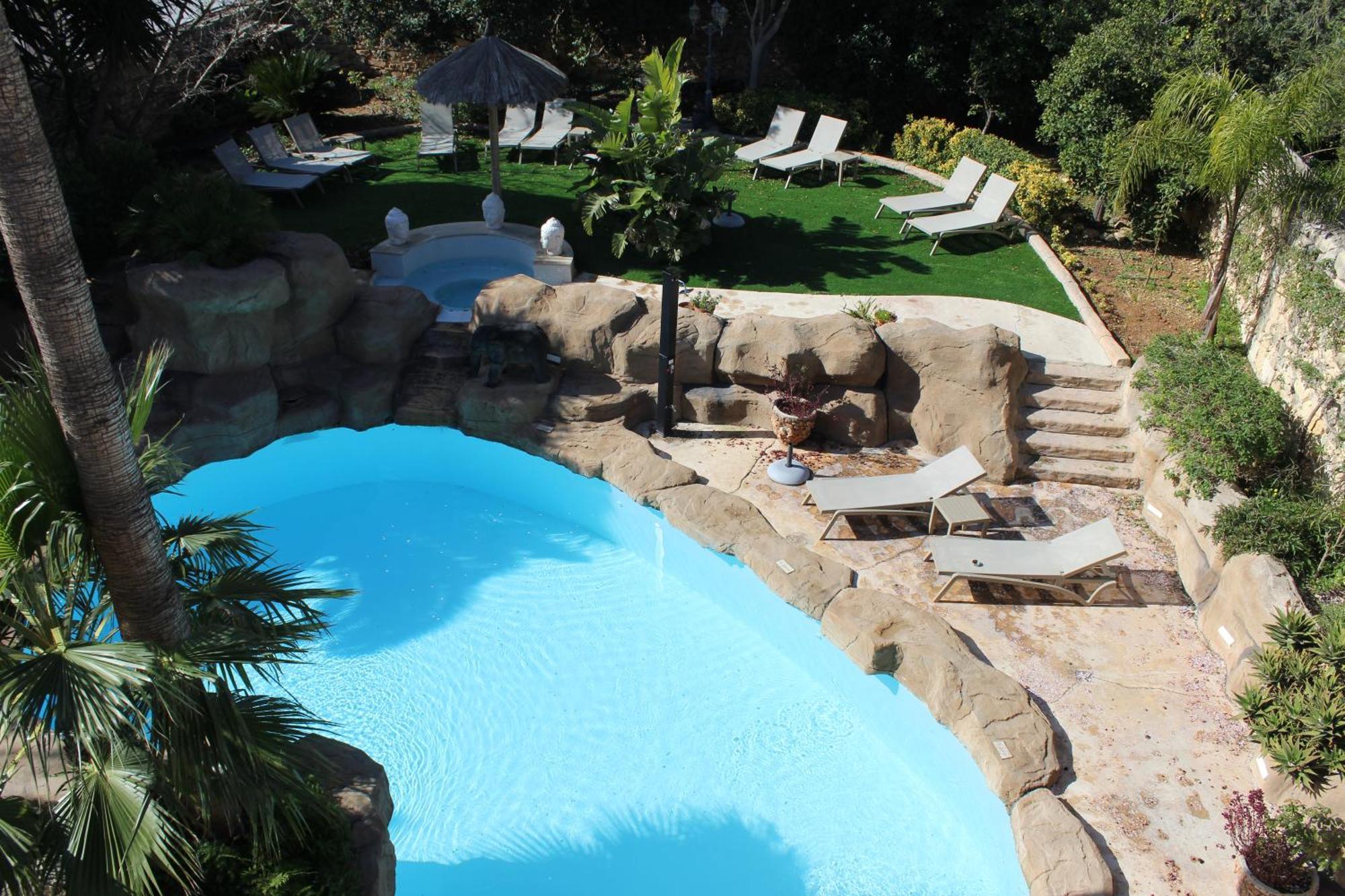 The Red Farm Relais & Iklin